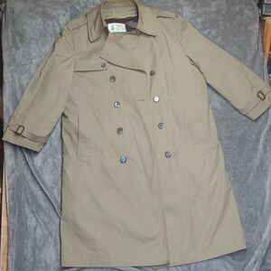 London Fog men's iconic double-breasted trench coat in British Khaki sz 42 reg